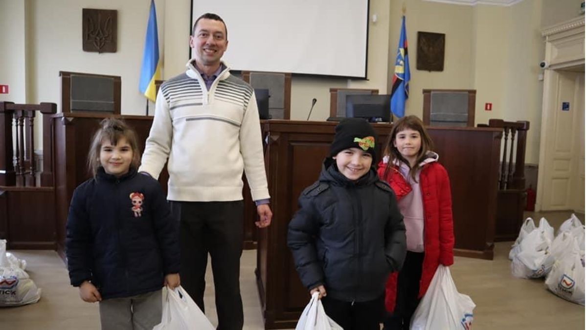 Малі коломияни отримали великодні подарунки 3