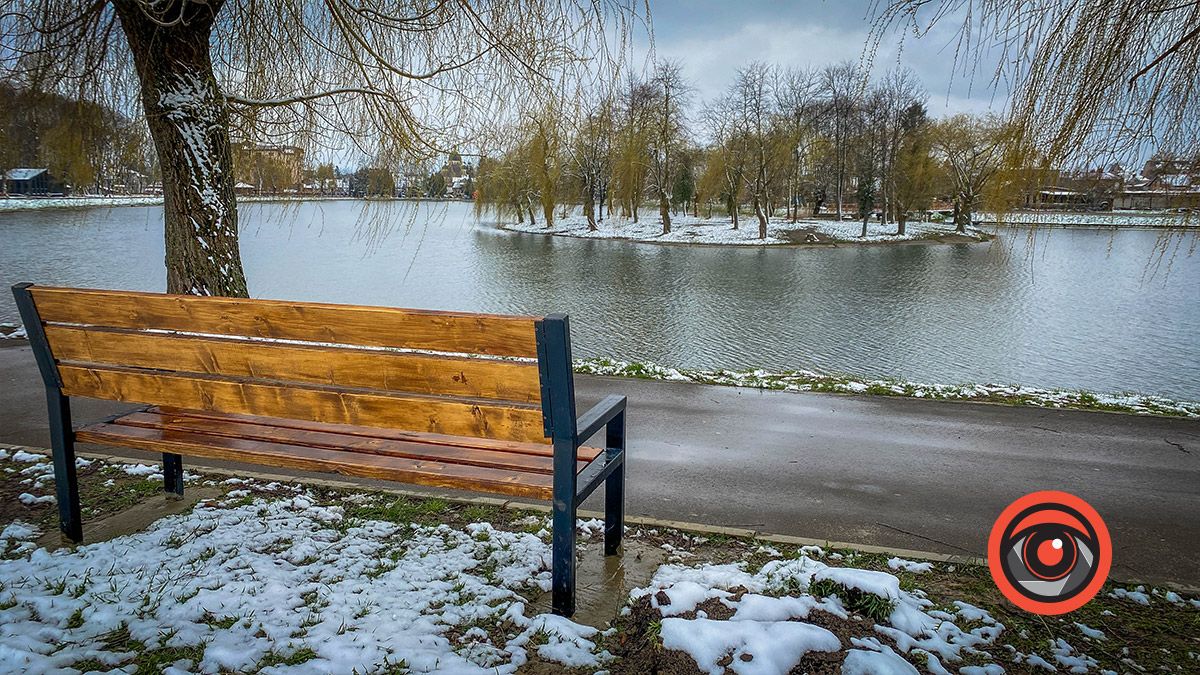 На міському озері у Коломиї встановили нові лавочки