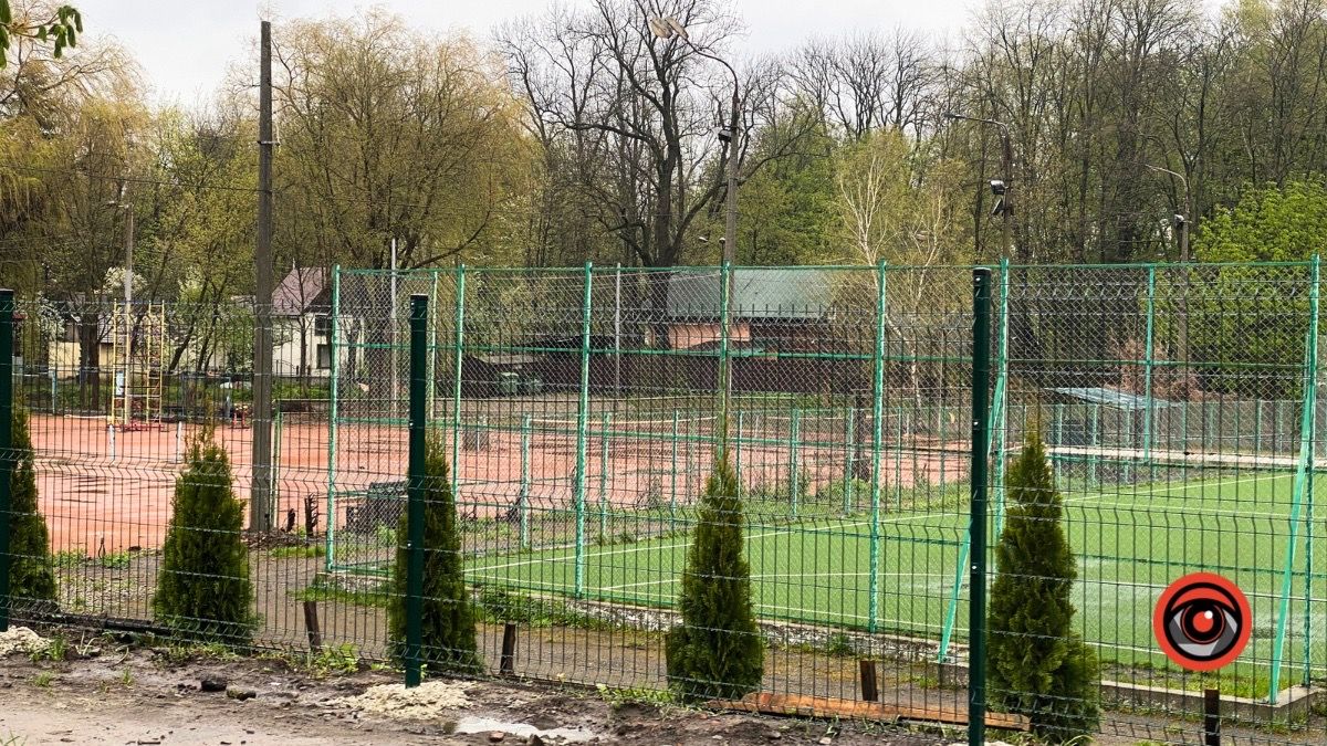 У Коломиї встановили огорожу біля кортів 1