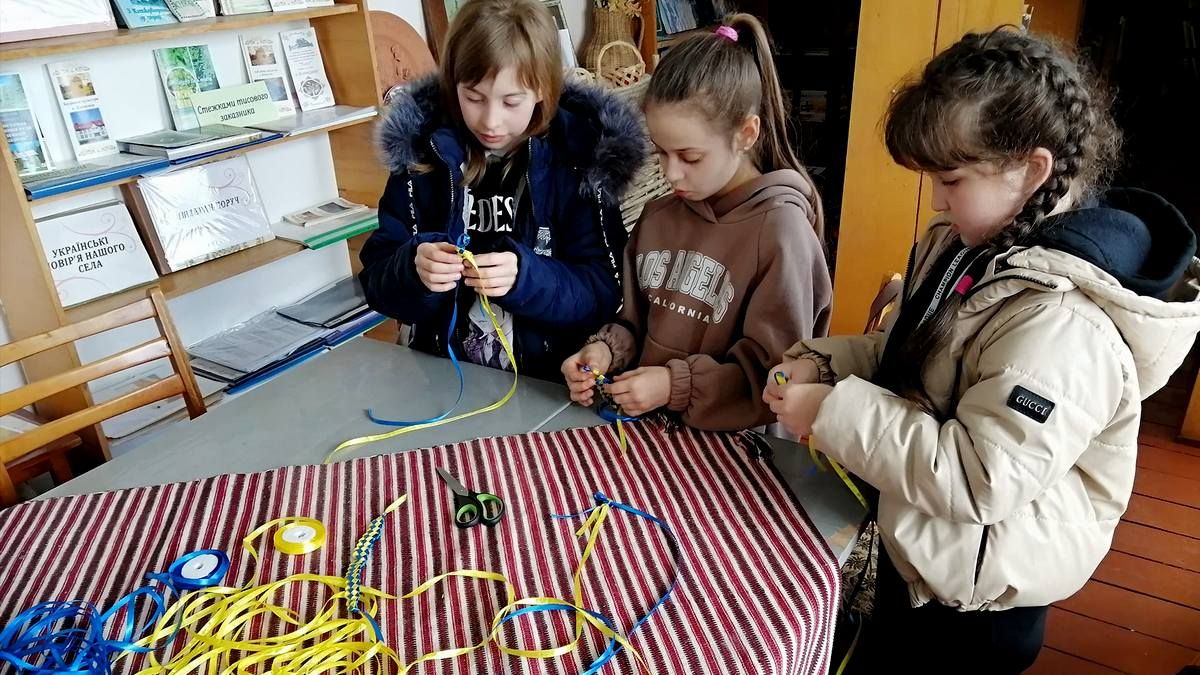 У Княждворі діти виготовили патріотичні браслети для захисників 2