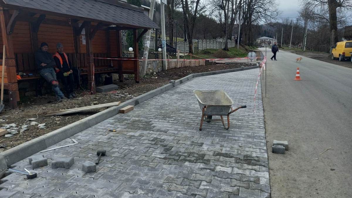 Автобусну зупинку облаштовують у Яворові 1