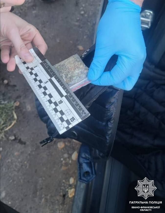 На Франківщині патрульні зупинили чоловіка із забороненими речовинами 1