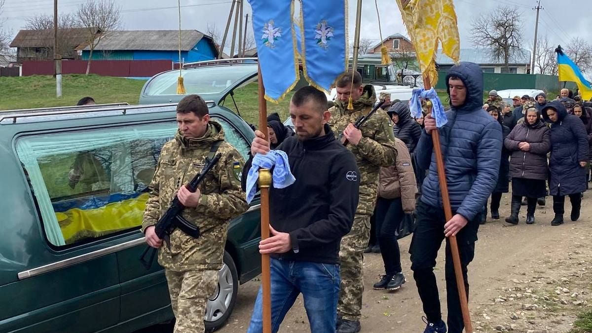 На Городенківщині провели в останню дорогу Героя Володимира Лоюка 5