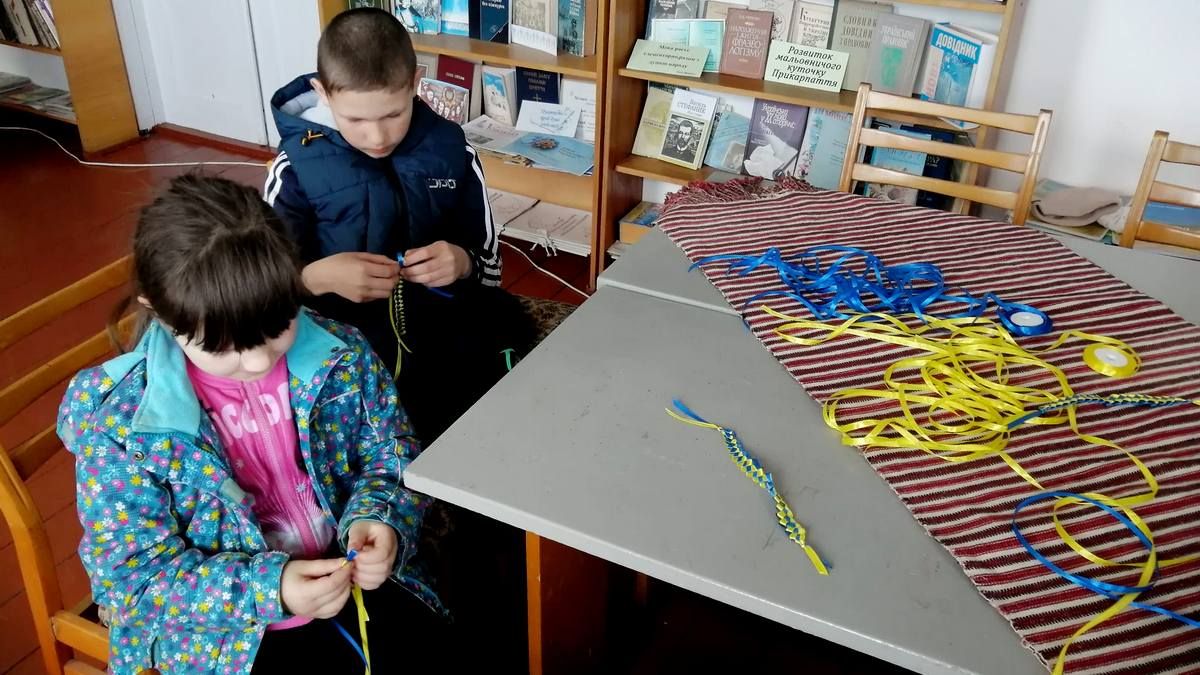 У Княждворі діти виготовили патріотичні браслети для захисників 1