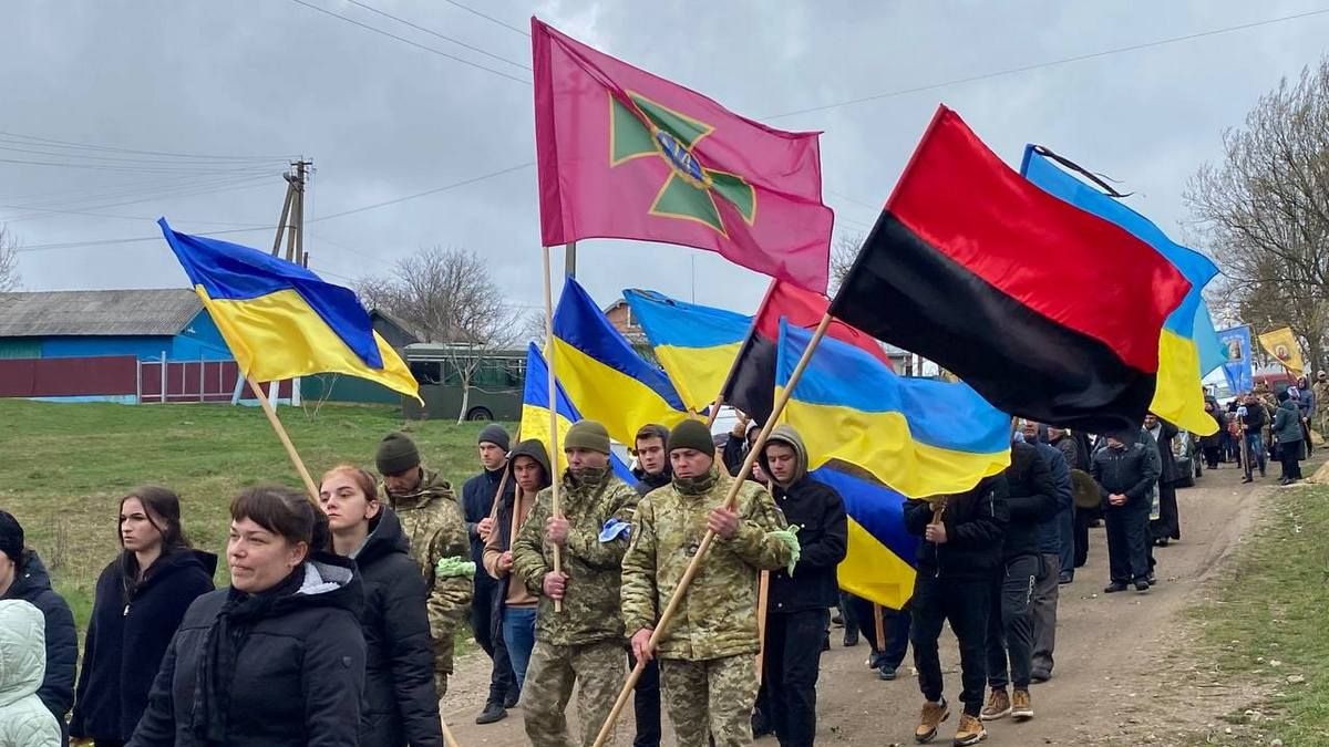 На Городенківщині провели в останню дорогу Героя Володимира Лоюка 4