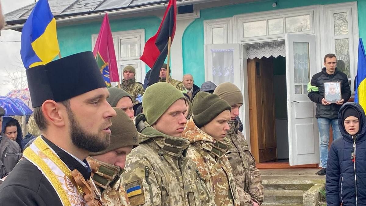 На Городенківщині провели в останню дорогу Героя Володимира Лоюка 2