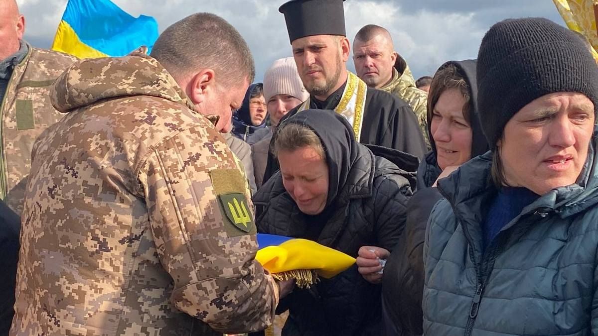 На Городенківщині провели в останню дорогу Героя Володимира Лоюка 7