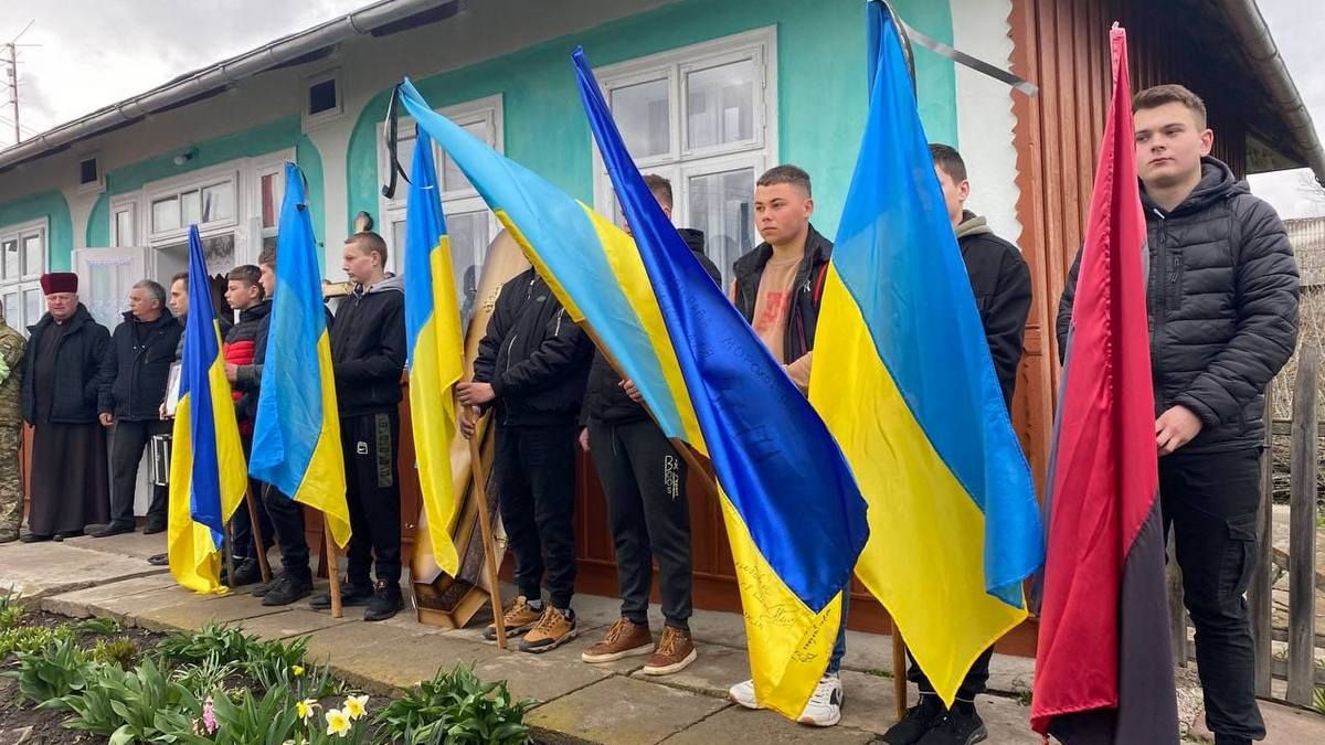 На Городенківщині провели в останню дорогу Героя Володимира Лоюка 1