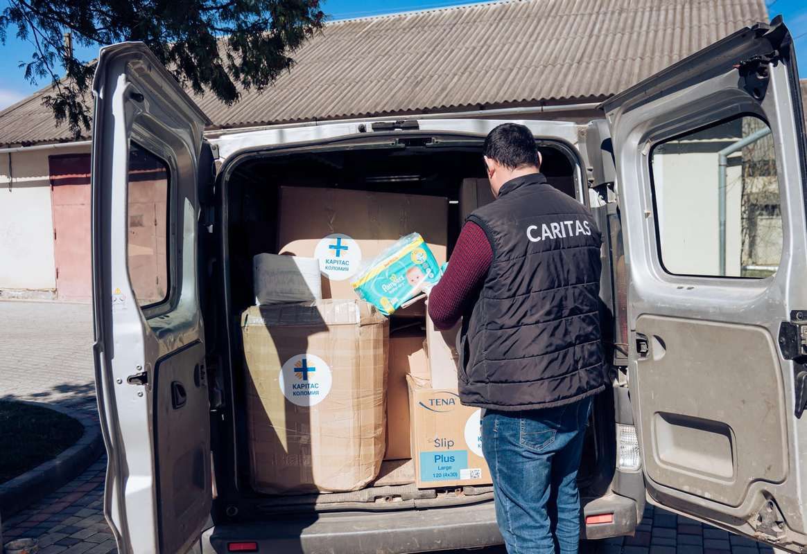 Пологовому будинку в Коломиї передали підгузки для малечі 1