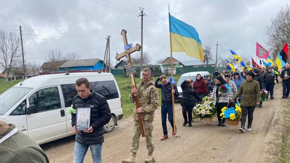 На Городенківщині провели в останню дорогу Героя Володимира Лоюка 3