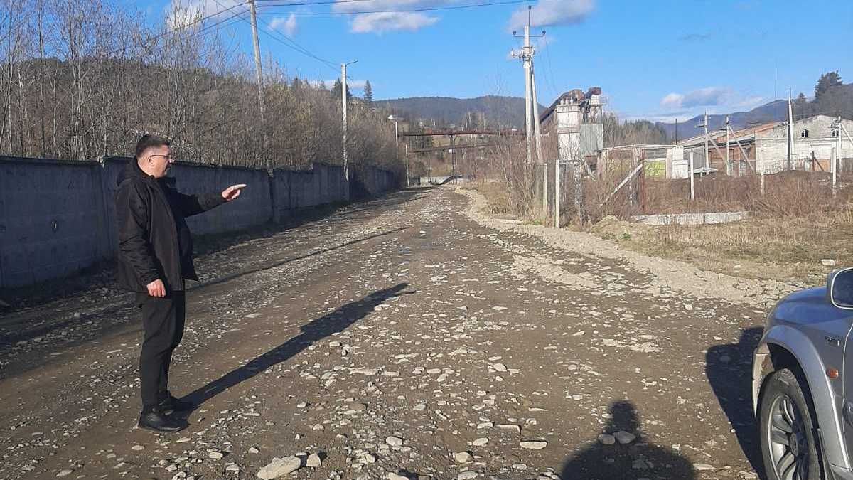 У Верховині подекуди облаштують дорожнє покриття 1