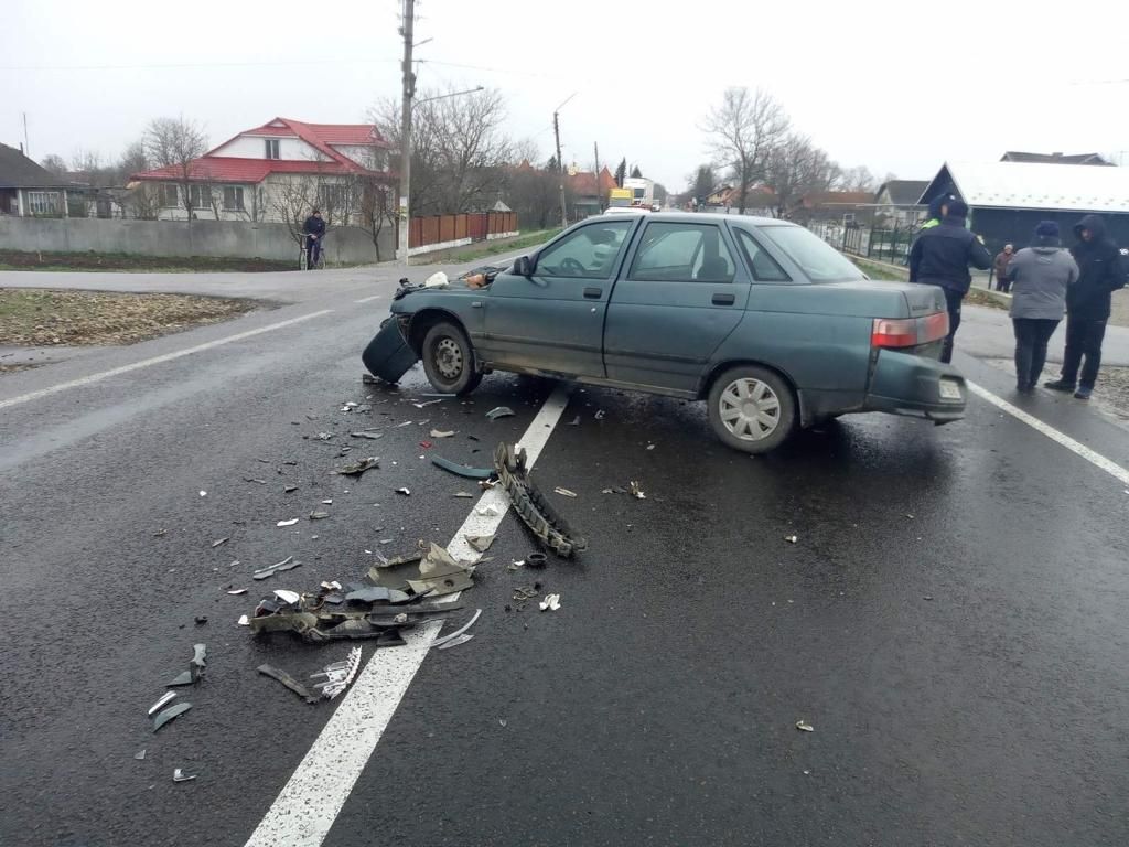 ДТП на трасі у Заболотові: ВАЗ врізався у KIA 2