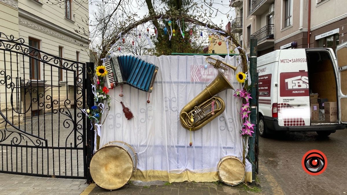 У Коломийській музичній школі №1 оздобили ворота 1