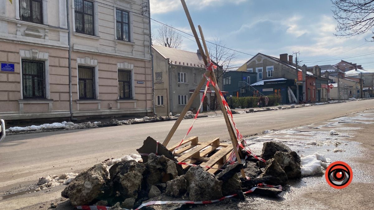 На тротуарі по вулиці Грушевського обгородили яму, яка з'явилась після ДТП 1