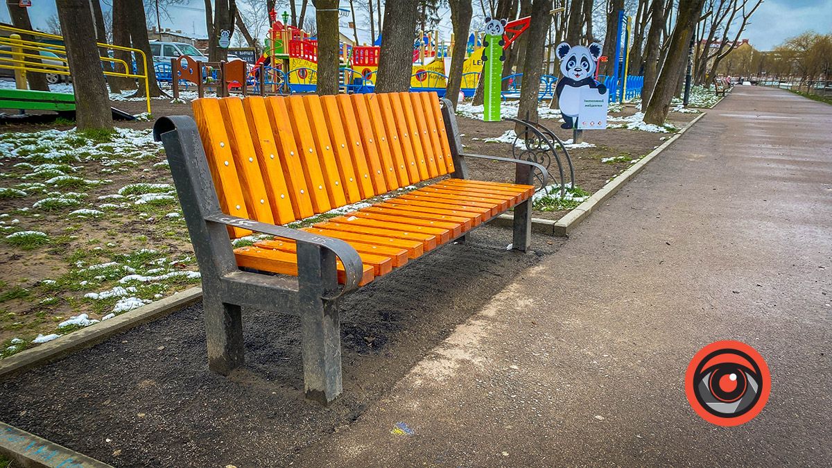 На міському озері у Коломиї встановили нові лавочки 2