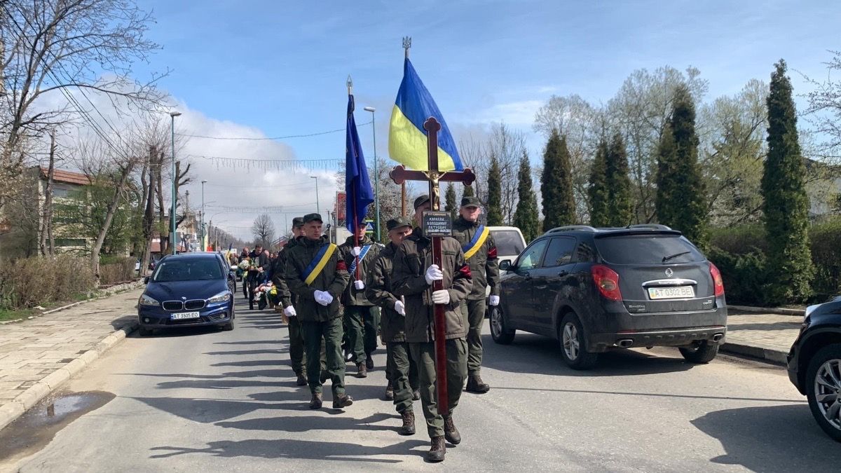 У Надвірній провели в останню дорогу загиблого воїна Володимира Карлаша 2