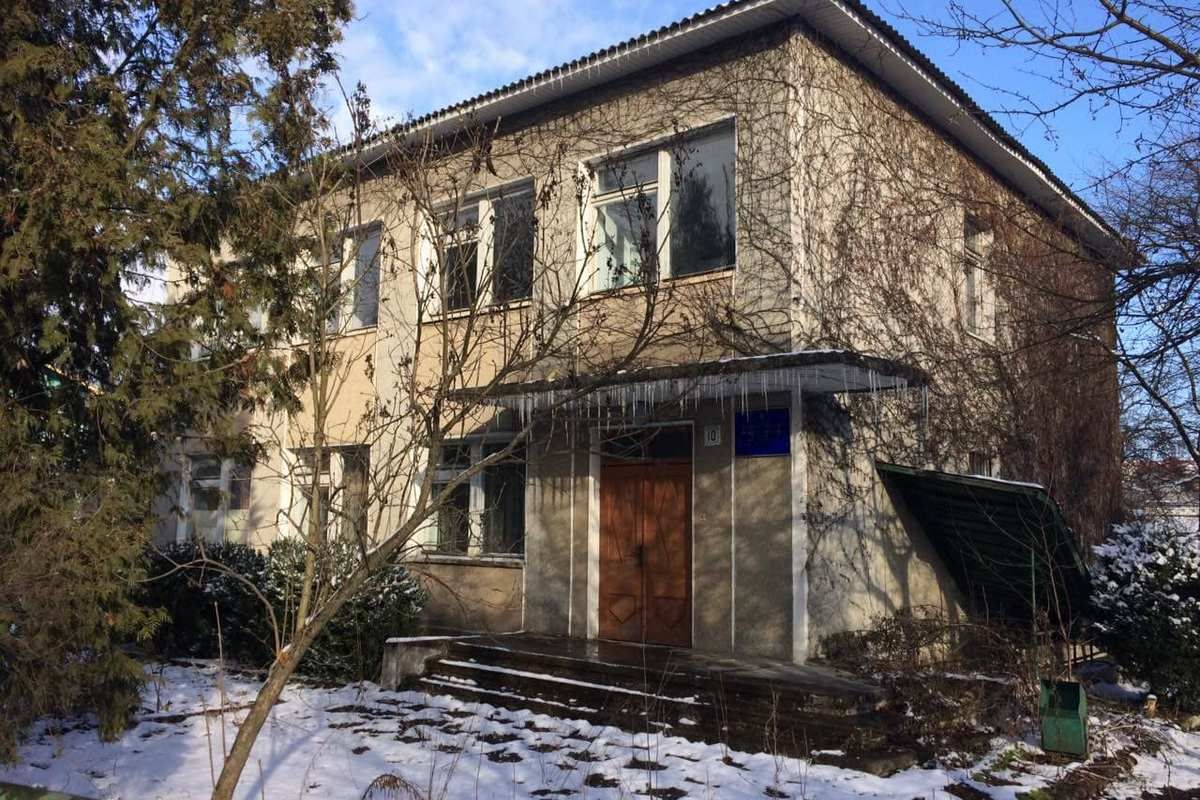 Будівлю з гаражами у Коломиї продають з аукціону за стартовою вартістю  трохи більше 53 тис грн 1