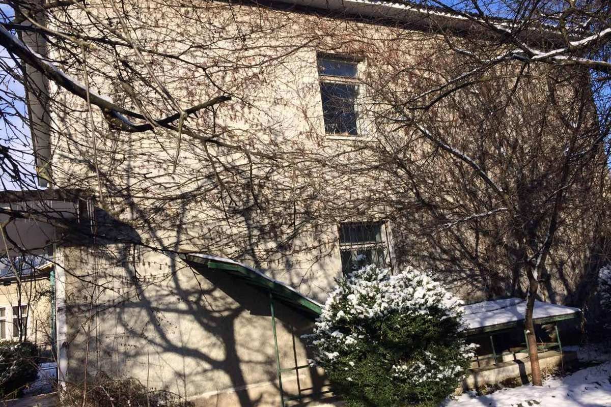 Будівлю з гаражами у Коломиї продають з аукціону за стартовою вартістю  трохи більше 53 тис грн 2