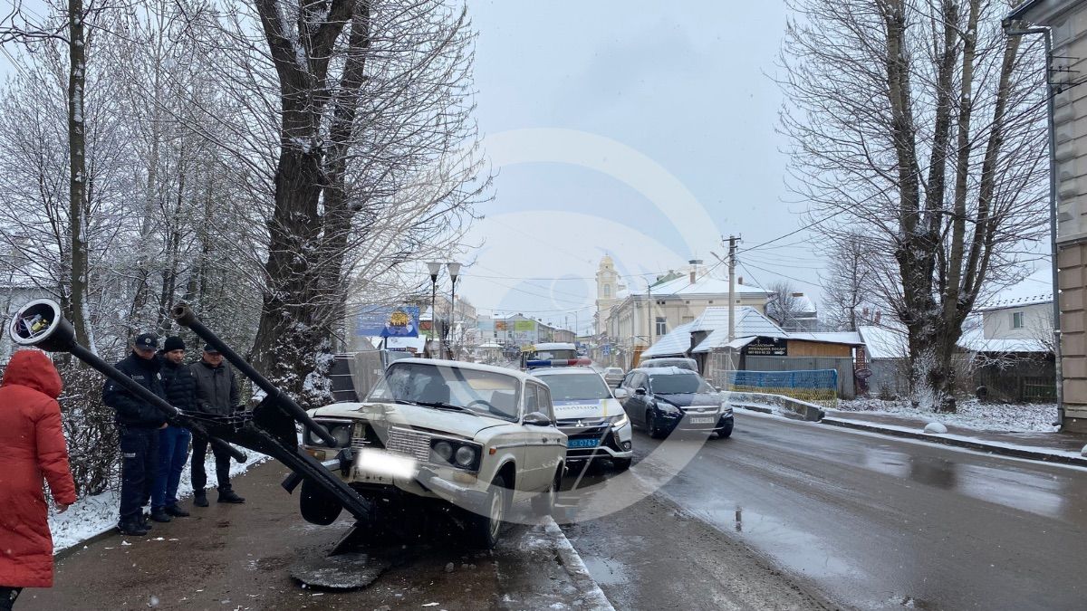 У центрі міста ДТП: водій в‘їхав у стовп