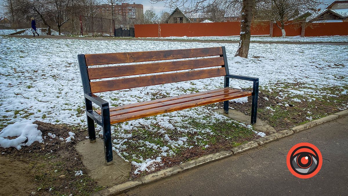 На міському озері у Коломиї встановили нові лавочки 5