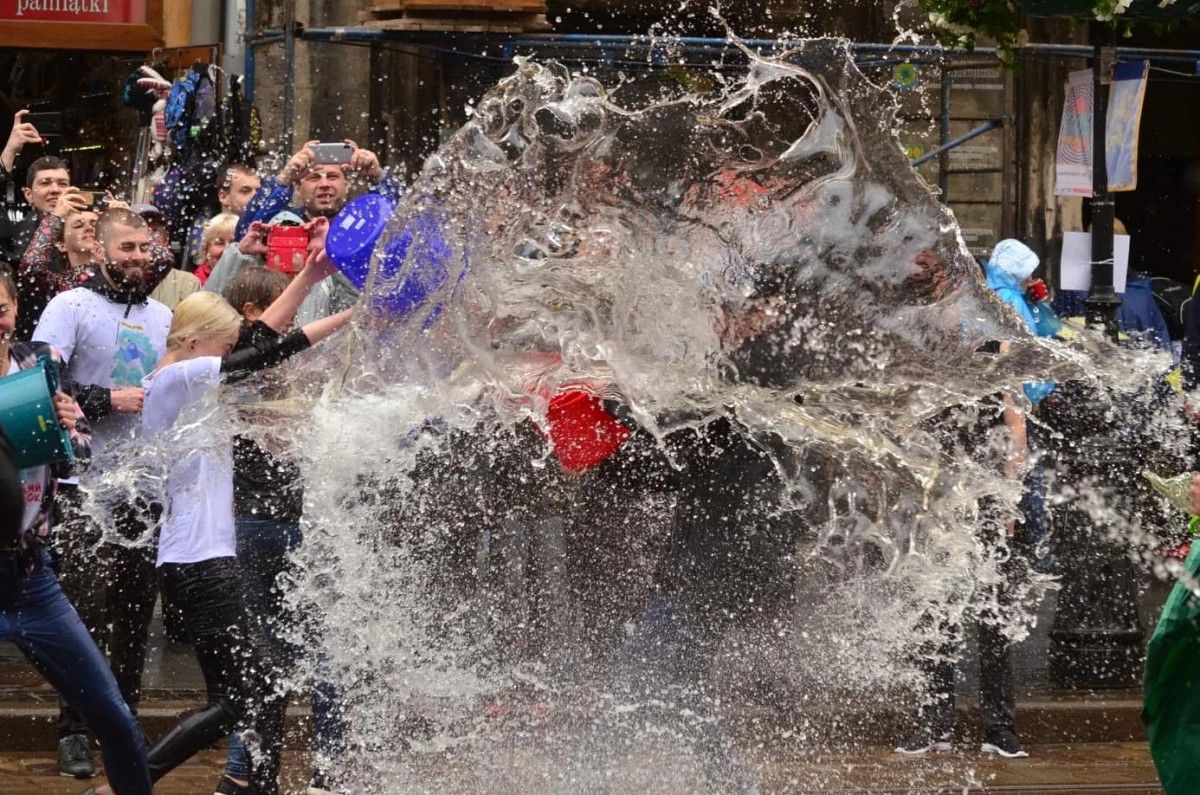 Похорон оселедця, пальмова неділя та вербові бійки у Мокрий понеділок: як святкують Великдень у Польщі 7