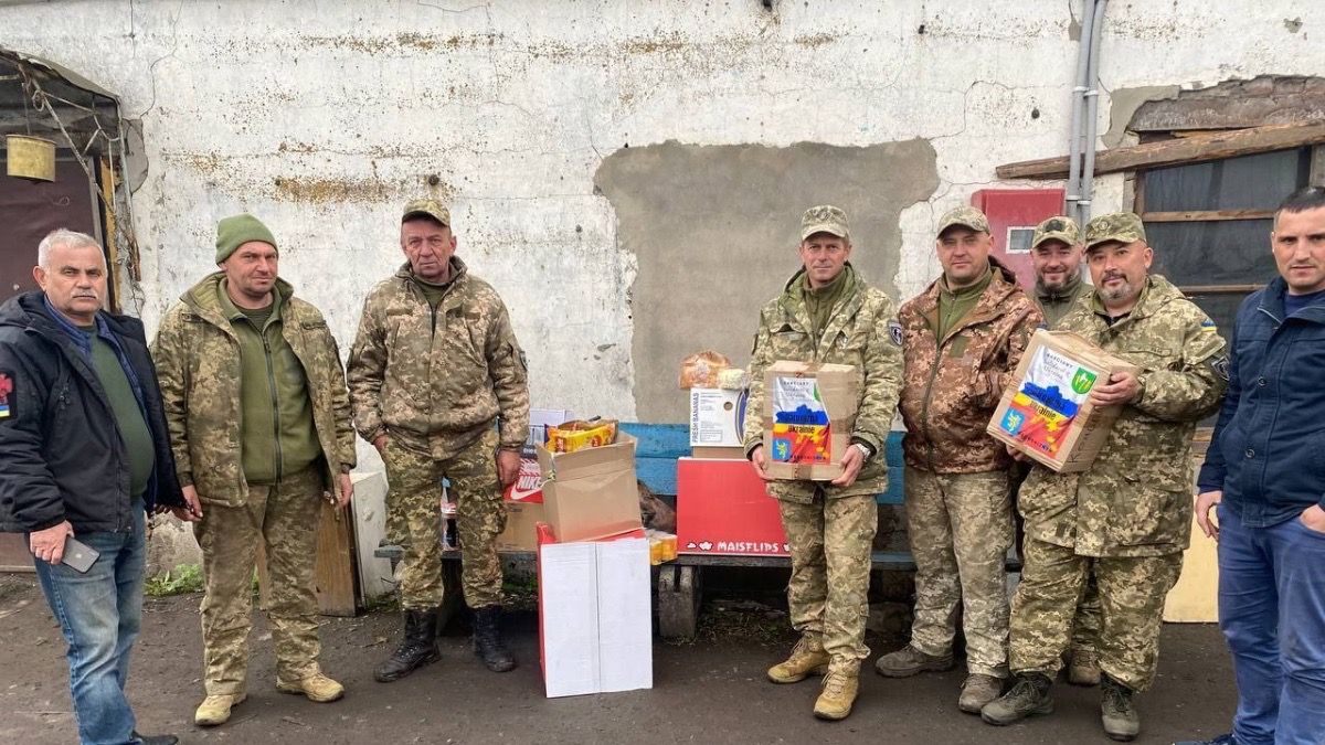 Волонтери відвідали захисників з Коломийщини та передали їм великодні дарунки 3