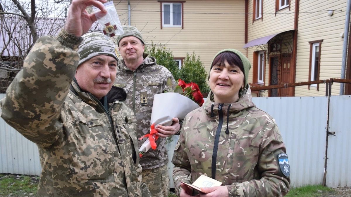 Бойова медикиня "десятки" Ганна Грималюк отримала нагрудний знак 2
