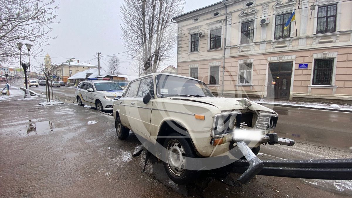 У центрі міста ДТП: водій в‘їхав у стовп 3