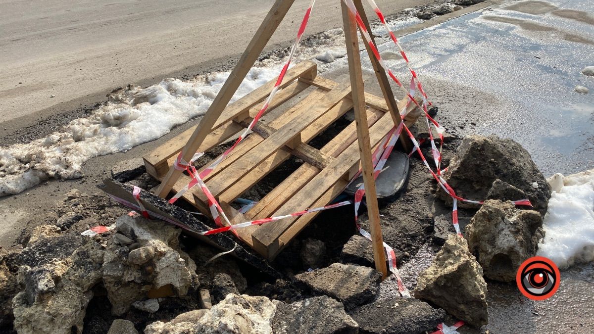 На тротуарі по вулиці Грушевського обгородили яму, яка з'явилась після ДТП 2