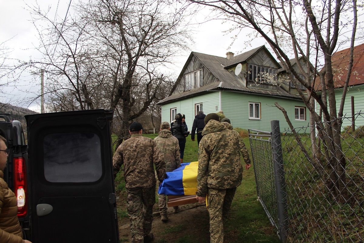 Делятинська громада зустріла загиблого воїна Назарія Гафійчука 3