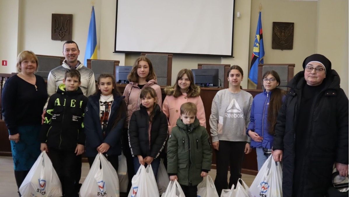 Малі коломияни отримали великодні подарунки 4