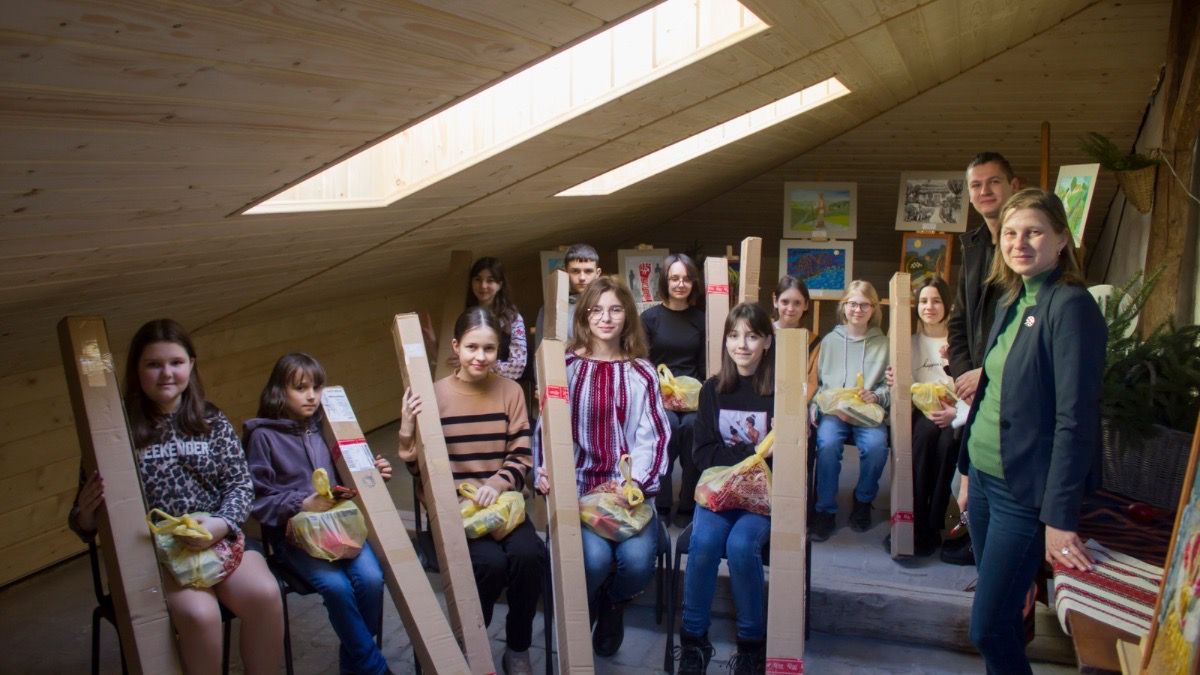 ГО "Сила Громади" подарувала необхідні речі діткам з різних куточків області 3