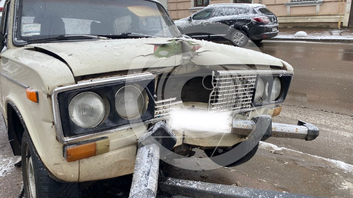 У центрі міста ДТП: водій в‘їхав у стовп 1