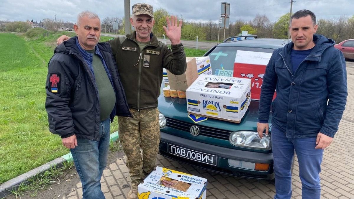 Волонтери відвідали захисників з Коломийщини та передали їм великодні дарунки 1