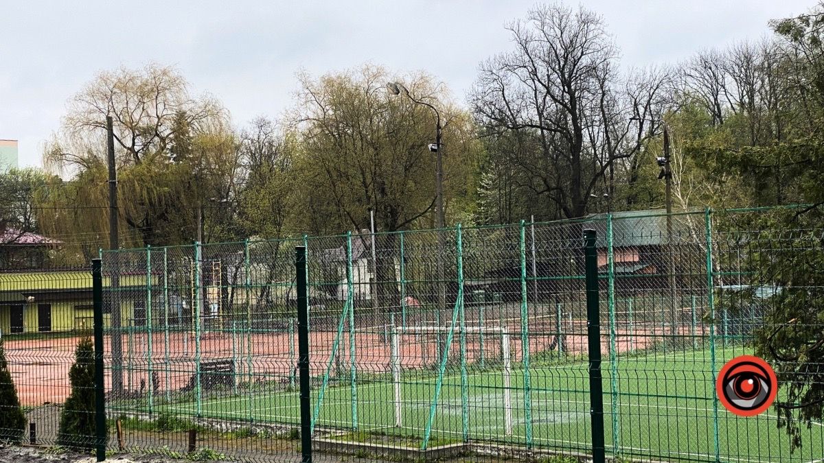 У Коломиї встановили огорожу біля кортів 2