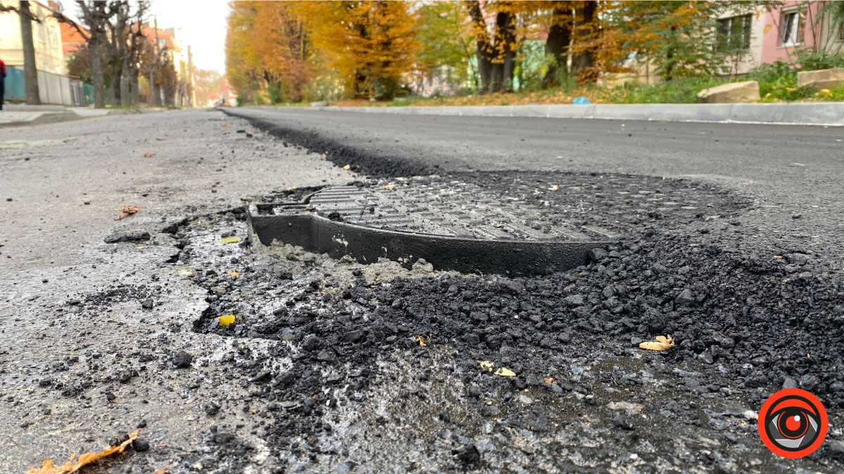 На новому асфальті по вулиці Чайковського в Коломиї також ознаки руйнування 2