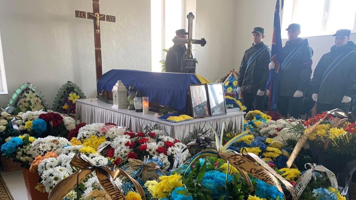 У Надвірній провели в останню дорогу загиблого воїна Володимира Карлаша 1