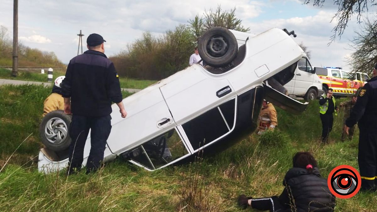 ДТП на Коломийщині: одне авто перекинулось на дах, інше в кюветі
