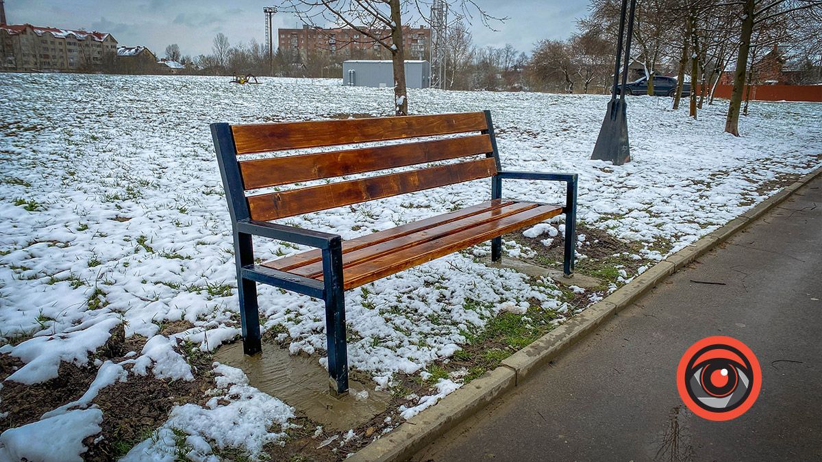 На міському озері у Коломиї встановили нові лавочки 1