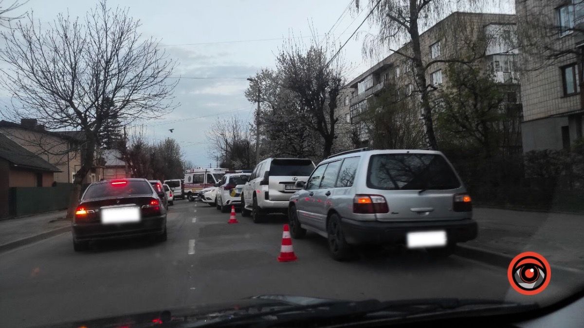 У Коломиї зіткнулися автомобіль та електросамокат 1