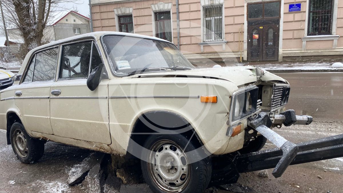 У центрі міста ДТП: водій в‘їхав у стовп 2