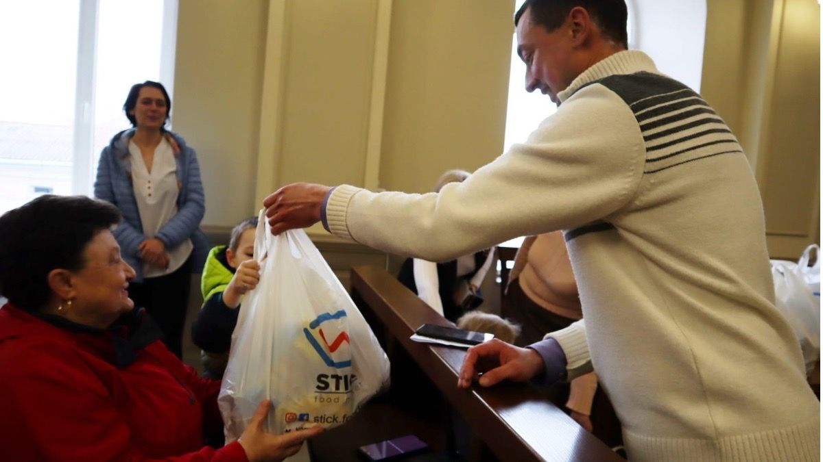 Малі коломияни отримали великодні подарунки 5