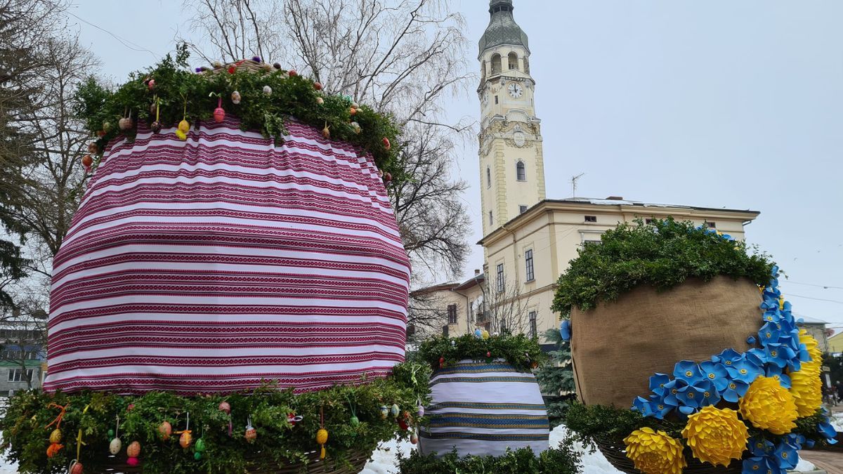 У Снятині встановили пасхальну інсталяцію 3