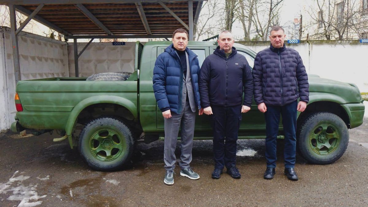 Поліцейським Прикарпаття передали позашляховик 1