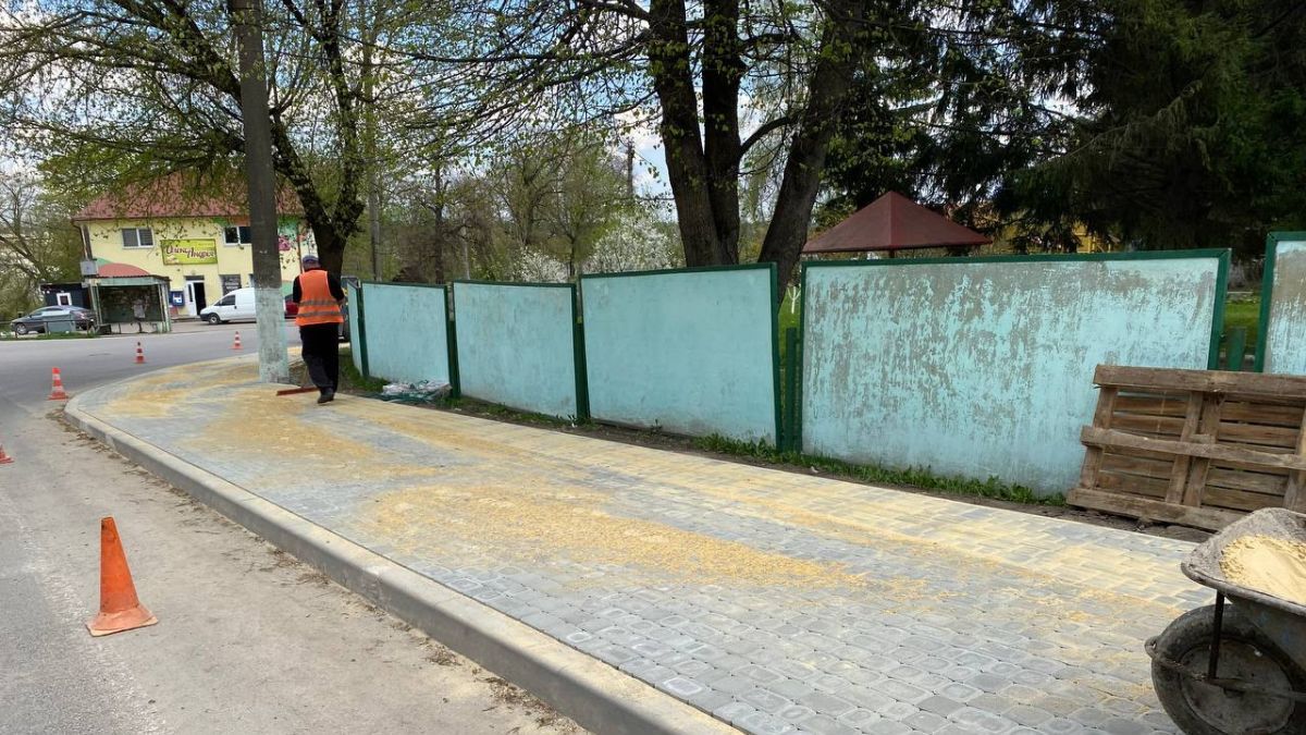 У Городенці облаштовують тротуари 2