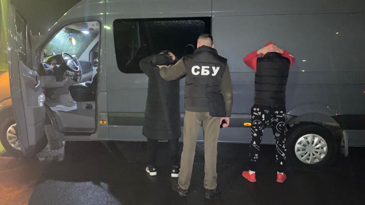 За кордон за 5 000 $: на Прикарпатті судитимуть трьох спільників 1