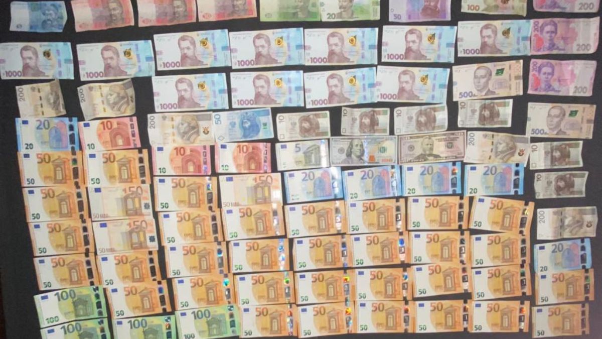 За кордон за 5 000 $: на Прикарпатті судитимуть трьох спільників 2