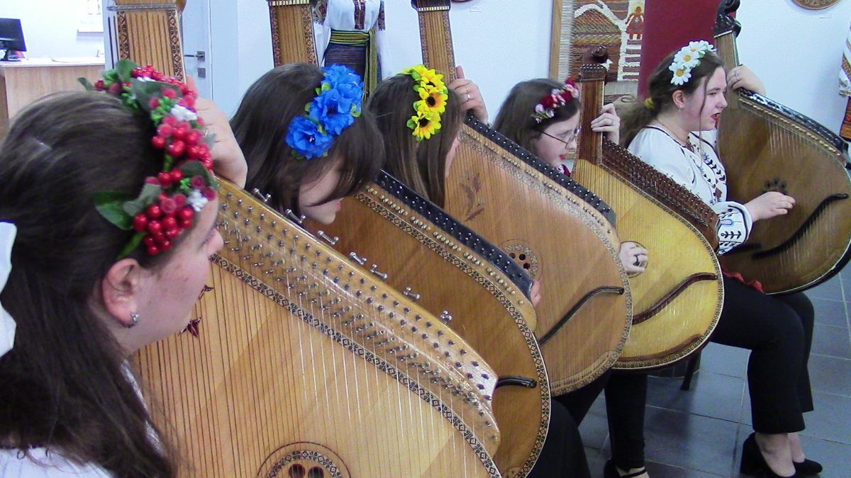 "З вірою у перемогу та відроження": у Коломиї презентували виставку 4