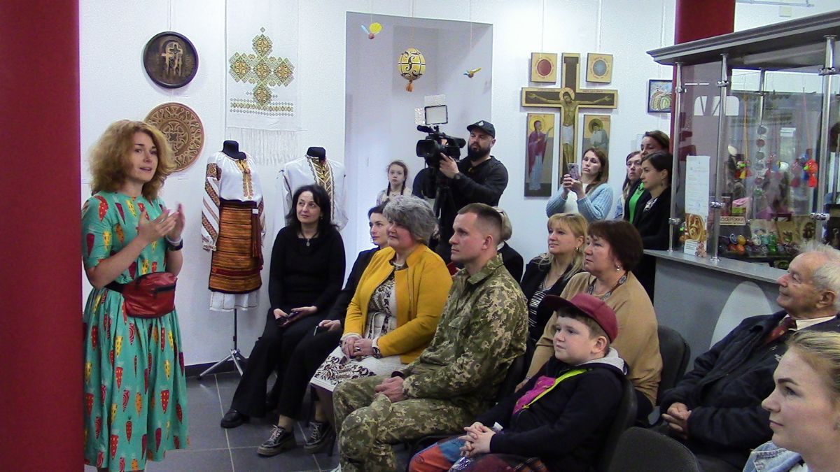 "З вірою у перемогу та відроження": у Коломиї презентували виставку 2