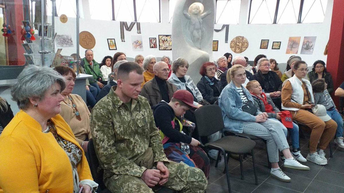 "З вірою у перемогу та відроження": у Коломиї презентували виставку 3